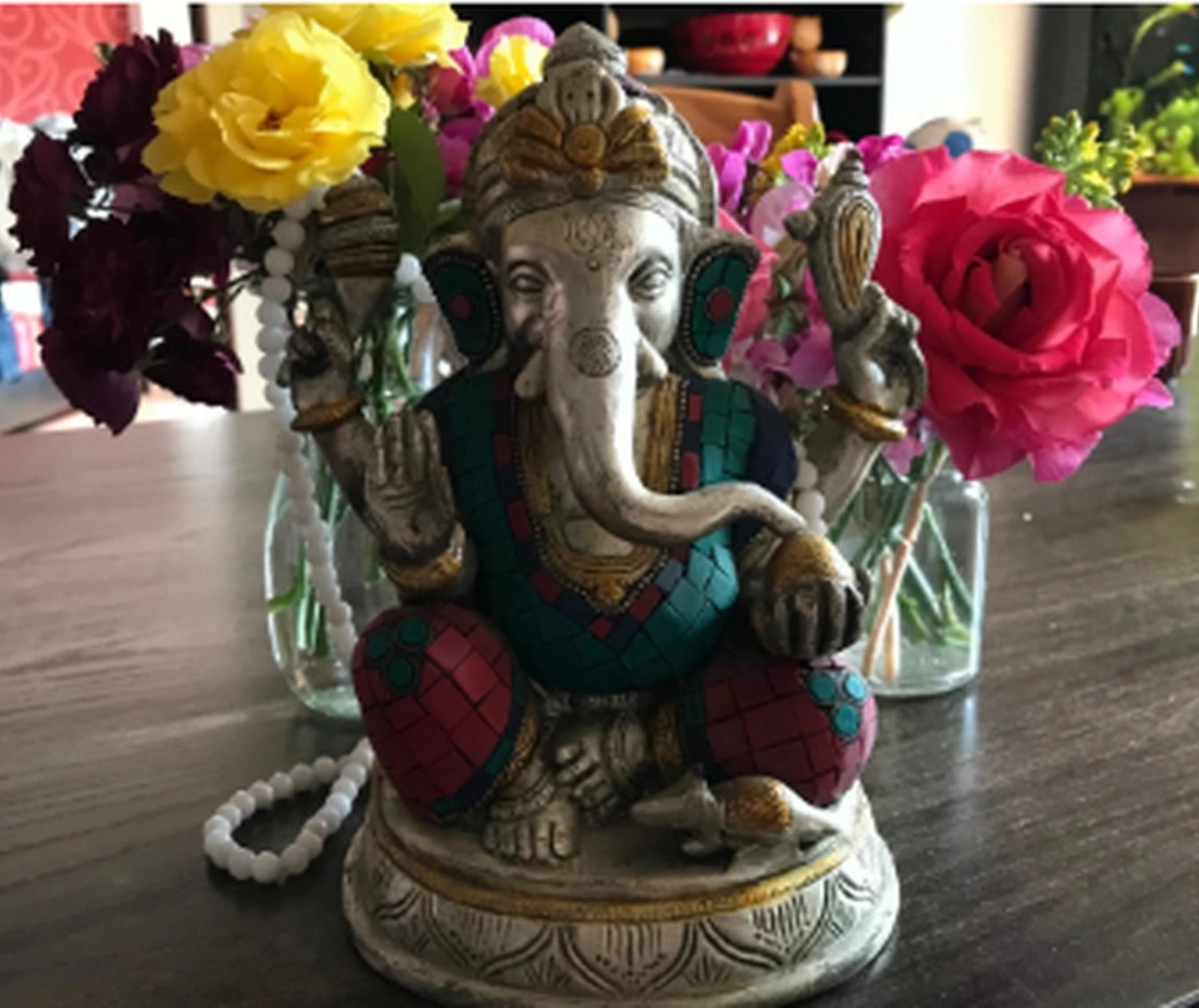 Dana Yoga – Yoga-Raum – Bei diesem Artikel handelt es sich um eine dekorative Statue von Lord Ganesha, einer weithin verehrten Gottheit im Hinduismus, die als Beseitiger von Hindernissen und Symbol der Weisheit bekannt ist.