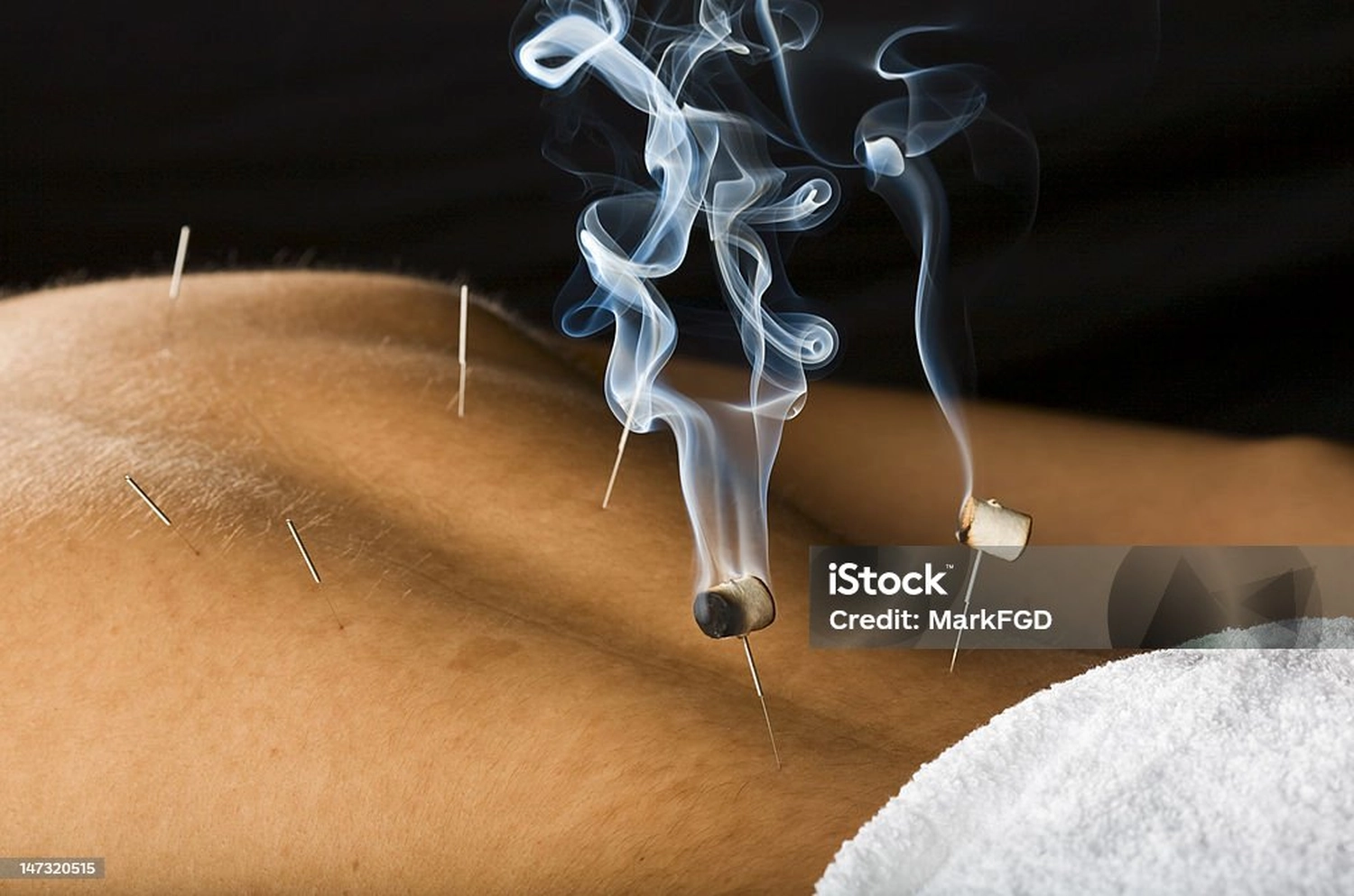 Dana Yoga – Yoga-Raum – Bei diesem Artikel handelt es sich um eine dekorative Statue von Lord Ganesha, einer weithin verehrten Gottheit im Hinduismus, die als Beseitiger von Hindernissen und Symbol der Weisheit bekannt ist.