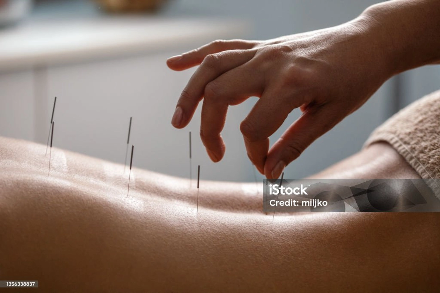 Dana Yoga – Yoga-Raum – Bei diesem Artikel handelt es sich um eine dekorative Statue von Lord Ganesha, einer weithin verehrten Gottheit im Hinduismus, die als Beseitiger von Hindernissen und Symbol der Weisheit bekannt ist.