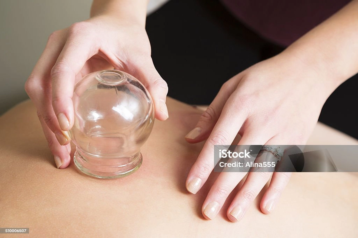 Dana Yoga – Yoga-Raum – Bei diesem Artikel handelt es sich um eine dekorative Statue von Lord Ganesha, einer weithin verehrten Gottheit im Hinduismus, die als Beseitiger von Hindernissen und Symbol der Weisheit bekannt ist.